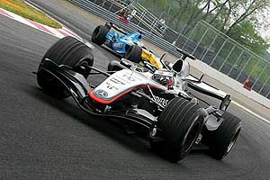 Juan Pablo Montoya (McLaren), Giancarlo Fisichella (Renault)