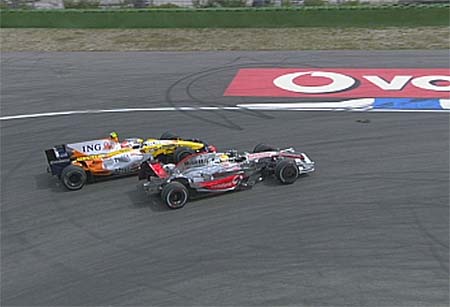 Lewis Hamilton (McLaren-Mercedes), Nelson Piquet Jr (Renault)