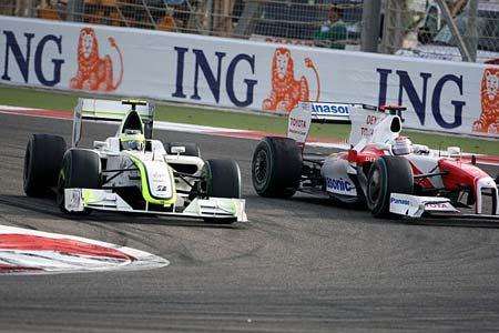 Rubens Barrichello (Brawn-Mercedes), Jarno Trulli (Toyota)