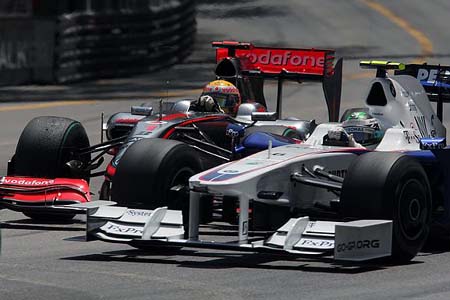 Nick Heidfeld (BMW Sauber), Lewis Hamilton (McLaren-Mercedes)