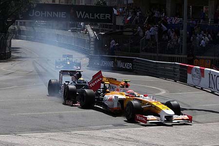 Nelson Piquet Jr (Renault), Sebastien Buemi (Red Bull-Renault)