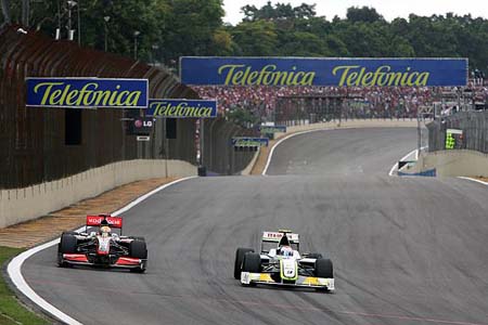 Lewis Hamilton (McLaren-Mercedes), Rubens Barrichello (Brawn-Mercedes)